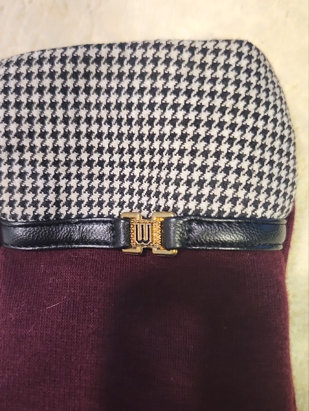 Source Unknown Burgundy Gloves with Houndstooth Cuff and Gold Accent - Picture 4 of 11